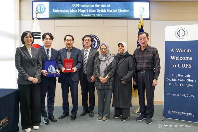 지난달 28일 인도네시아 사이버대 UINSSC 교수진이 사이버한국외국어대를 방문, 두 대학 관계자들이 기념촬영을 하고 있다. 왼쪽부터 사이버한국외국어대 강하나 교육혁신처장, 조민성 교수, 원종민 글로벌교육원장, 김병철 총장직무대행, UINSSC Dr. Ria Yulia Gloria 교수, Dr. Hj. Huriyah 교수, 임영호 교수. 사이버한국외국어대 제공