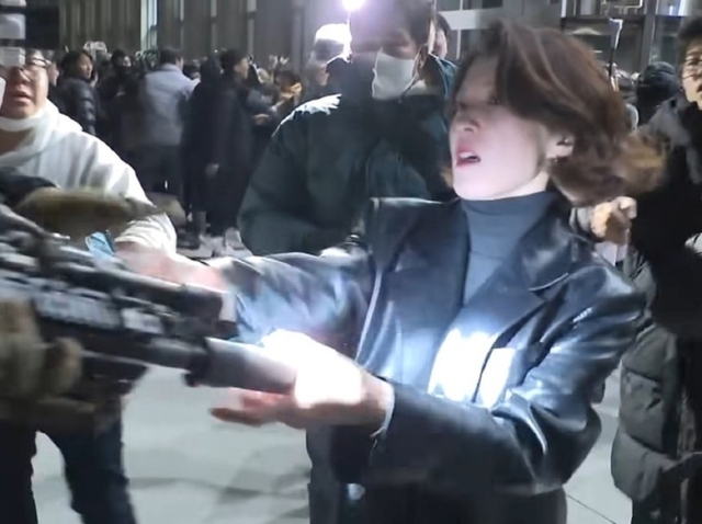 지난해 12·3 비상계엄 당시 국회의사당에 진입한 계엄군의 총구를 붙잡은 안귀령 대통령실 부대변인 모습. JTBC 보도화면 캡처