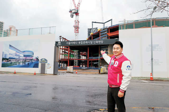 오언석 도봉구청장이 지난 2일 문화일보와의 인터뷰에서 서울아레나 신축 현장을 소개하며 추진 상황을 설명하고 있다.  도봉구청 제공