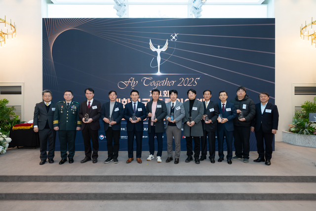 지난 10일 서울 용산 전쟁기념관 로얄파크 컨벤션에서 열린  ‘제1회 드론인의 밤·드론 공로상 시상식’에서  대한민국 드론 레이싱 선수로 세계대회에 수차례 우승한 김민찬 선수드론 공로상 수상자들이 기념촬영하고 있다. 드론저널 제공