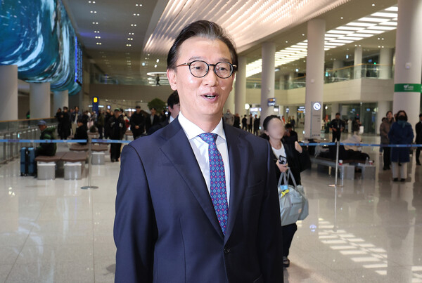 전재수 해양수산부 장관이 11일 ‘유엔해양총회’ 유치 활동을 마치고 귀국하면서 통일교 금품수수 의혹과 관련한 입장을 밝히고 있다. 연합뉴스