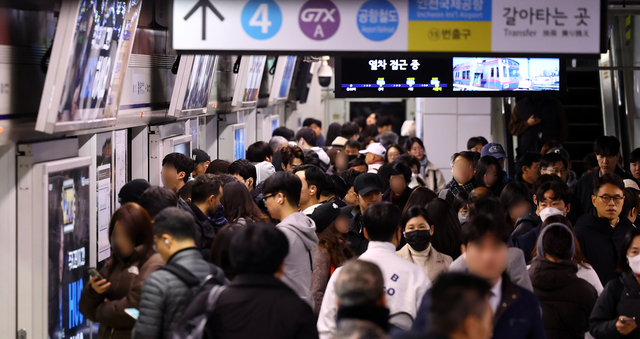 1일 오전 지하철 1호선 서울역사에 시민들이 지하철을 기다리고 있다. 뉴시스