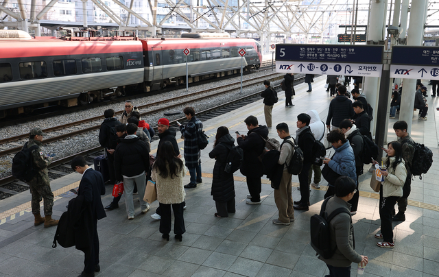 10일 서울역에서 시민들이 열차를 기다리고 있다. 연합뉴스