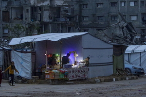 폐허 속 천막 노점