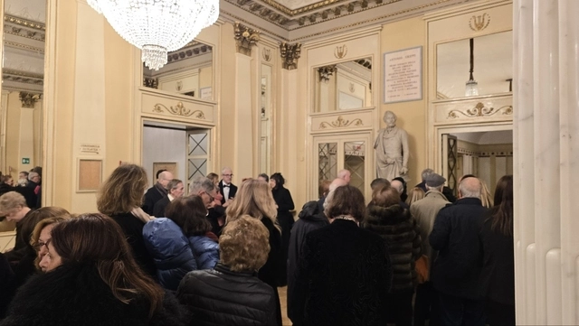 10일 이탈리아 밀라노 라 스칼라 가극장에서 공연이 중단되자 관객들이 공연장을 빠져나가고 있다. 밀라노=박준우 기자