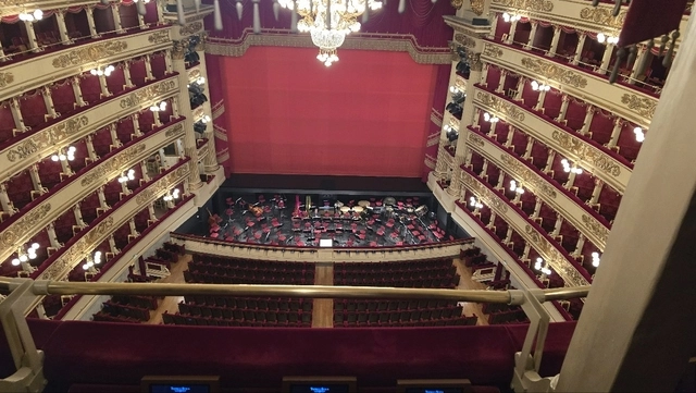 10일 이탈리아 밀라노 라 스칼라 가극장에서 몇몇 단원들이 피트 안에서 공연을 준비하고 있다. 밀라노=박준우 기자