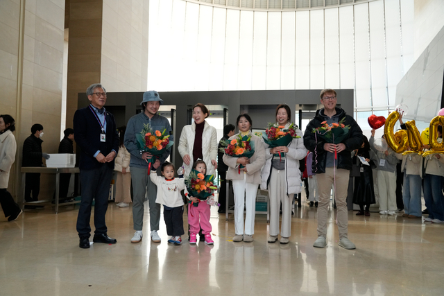 유홍준 국립중앙박물관장(왼쪽 첫번째)이 11일 서울 용산구 국립중앙박물관에서 열린 600만 관객 돌파 기념행사에서 600만 번째 관람객들과 기념 촬영을 하고 있다. 연합뉴스