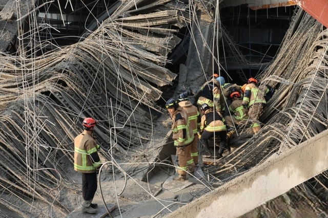 11일 광주 서구 치평동 광주대표도서관 건립공사장에서 붕괴 사고가 발생해 소방대원들이 매몰자 구조 작업을 벌이고 있다.  연합뉴스