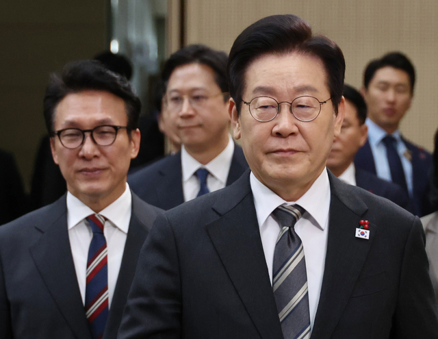 이재명 대통령이 12일 세종시 정부세종컨벤션센터에서 열린 과학기술정보통신부ㆍ개인정보보호위원회 업무보고에 입장하고 있다. 연합뉴스