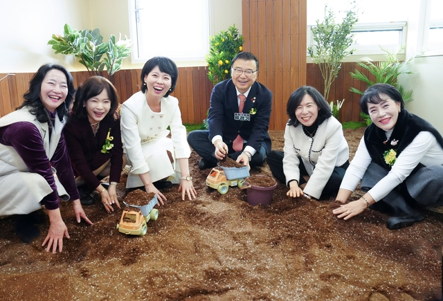 11일 중랑실내놀이터 5호점에서 류경기 중랑구청장(오른쪽 세번째)과 관계자들이 흙·물놀이를 체험하고 있다. 중랑구청 제공