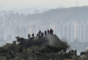 인왕산 해골바위에서 난데없이 “레디,액션~”[도시풍경]