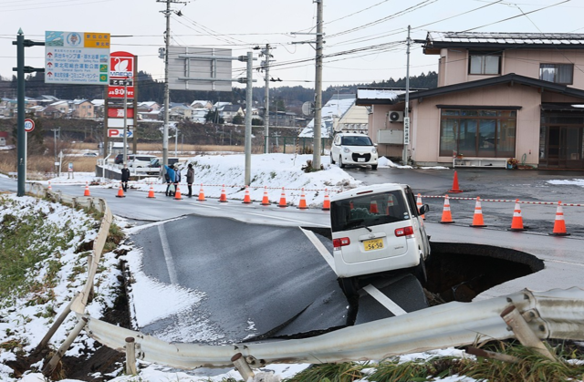 아오모리현 강진으로 무너진 도로. EPA 연합뉴스 자료사진