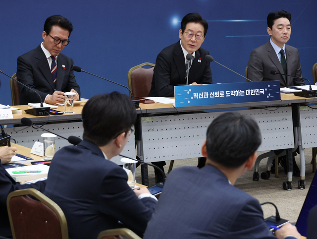 이재명 대통령이 12일 세종시 어진동 정부세종컨벤션센터에서 열린 과학기술정보통신부·개인정보보호위원회 업무보고에서 발언하고 있다. 연합뉴스