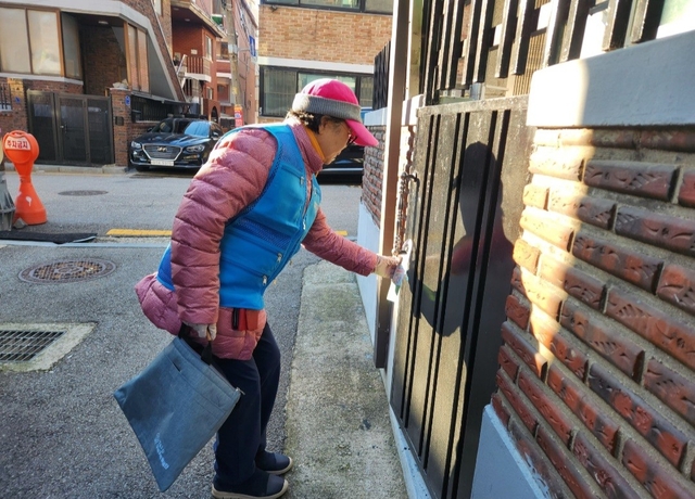 구석구석발굴단이 겨울철 복지사각지대 발굴을 위해 지역 현장을 점검하고 있다. 성북구청 제공