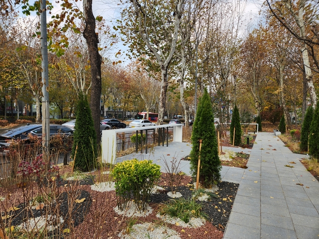 서울 서초구의 강남대로 힐링쉼터 중 첫 번째 힐링쉼터(야외카페형 쉼터). 서초구청 제공