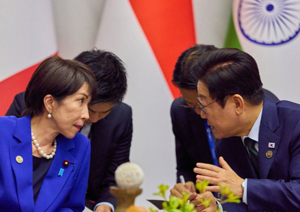 이재명 대통령이 23일(현지 시간) 남아프리카공화국 요하네스버그 엑스포 센터에서 열린 G20 정상회의에서 다카이치 사나에 일본 총리와 양자 회담을 하고 있다. 공동취재단