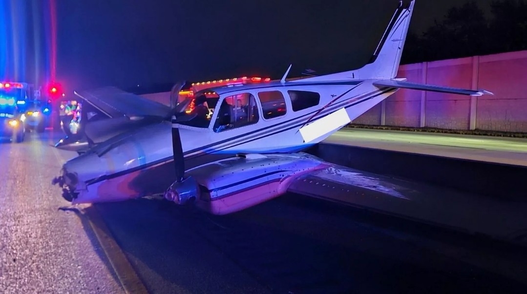 퇴근길 하늘서 날벼락…도로 달리던 차량 위로 비행기 비상창륙 (영상)