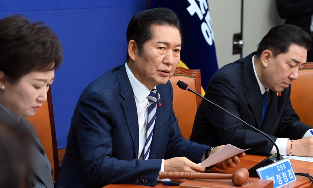 정청래(가운데) 더불어민주당 당대표가 12일 오전 국회에서 열린 최고위원회의에서 발언하고 있다.  곽성호기자