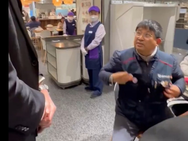 백화점 보안요원에 항의하는 노조 관계자. X캡처 연합뉴스