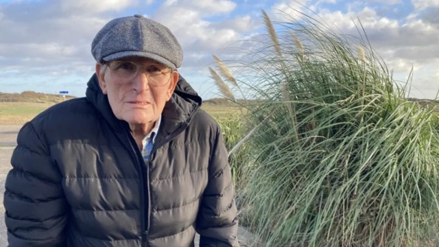 산책 중 입 속으로 날아든 나뭇잎을 뱉었다가 벌금 250파운드(약 50만 원)를 부과받은 로이 마시(86)의 모습. BBC 뉴시스