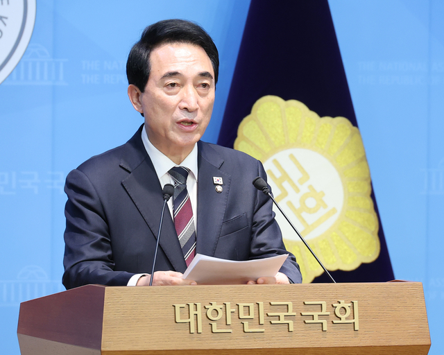 박수현 더불어민주당  수석대변인이 서울 여의도 국회 소통관에서 국민의힘 나경원 의원 등에 대한 ‘국회 패스트트랙 충돌’ 1심 선고와 관련 브리핑을 하고 있다. 연합뉴스