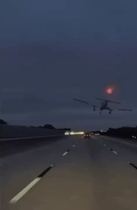 미국의 한 고속도로에서 경비행기가 달리던 차량과 충돌하는 모습.  X(구 트위터) 갈무리·뉴시스