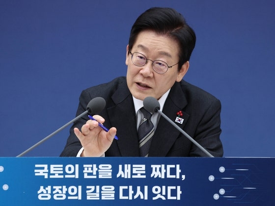 이재명 대통령이 12일 정부세종컨벤션센터에서 열린 업무보고에서 발언하고 있다. 대통령실사진기자단