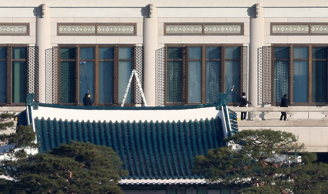 용산 대통령실의 청와대 이전을 앞둔 12일 오전 서울 종로구 청와대에서 작업자들이 건물 외부 청소를 하고 있다. 윤성호 기자