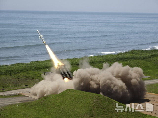 지난 6월24일 일본 홋카이도 시즈나이 대공 사격장에서 일본 육상자위대가 88식 지대함 단거리 미사일을 시험 발사하고 있다. AP 뉴시스