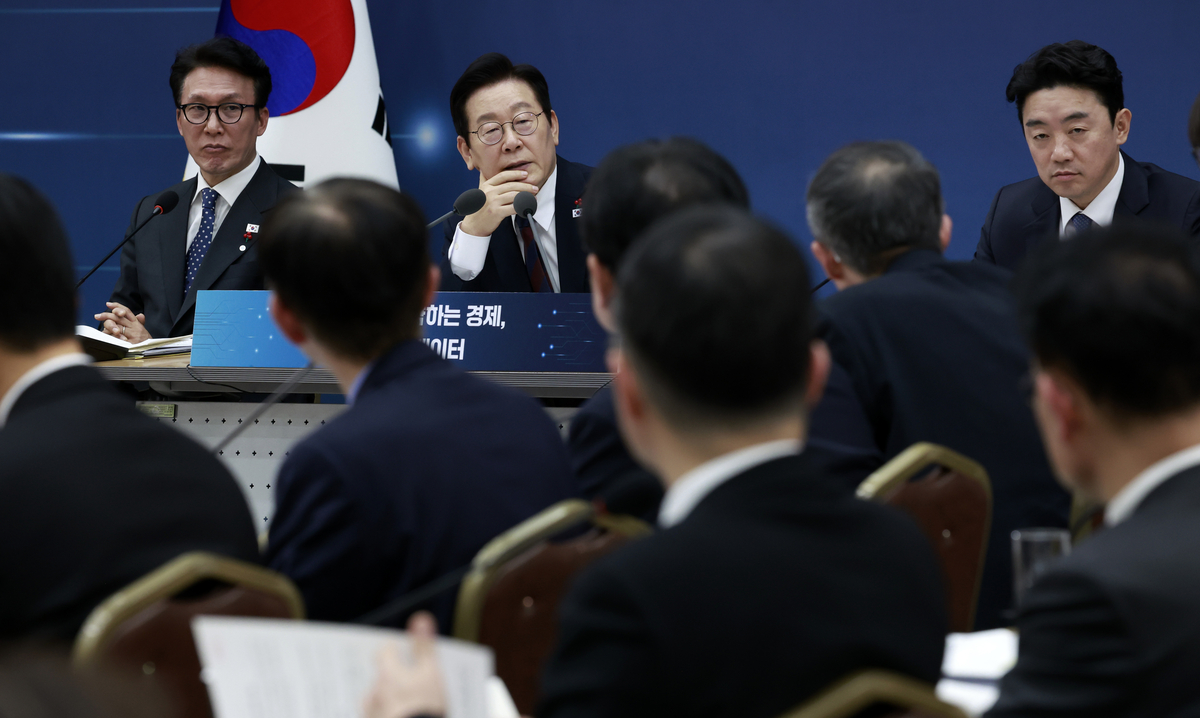 ‘李 대통령 업무보고, 어떻게 생각하십니까?’…여야, 정부 업무보고 놓고 공방