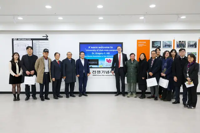 백승주 전쟁기념사업회장과 미국 유타대학교 아시아 캠퍼스 대표단 일행이 서울 용산 전쟁기념관을 방문해 기념촬영하고 있다.