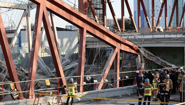 광주대표도서관 신축 공사장 붕괴 사고 이틀째인 12일 광주 재난안전대책본부 관계자들이 서구 치평동 붕괴 현장을 살펴보고 있다. 연합뉴스
