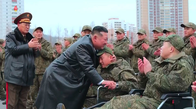 북한 조선중앙TV가 13일 “해외작전지역에 출병하였던 조선인민군 공병부대 지휘관, 전투원들이 부과된 군사임무를 완수하고 승리의 개가드높이 귀국하였다”며 “제528공병련대(연대) 환영식이 12일 수도 평양의 4.25문화회관광장에서 성대히 진행되었다”고 13일 보도했다. 이날 환영식에는 김정은 국무위원장이 참석해 북한군의 공로를 치하했다.  조선중앙TV 캡처/뉴시스