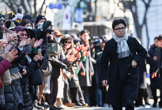 한동훈 국민의힘 전 대표가 지난 3일 오후 서울 여의도 국회 경내에서 12.3 비상계엄 1주년 기자회견을 하고 위해 이동하고 있다. 뉴시스