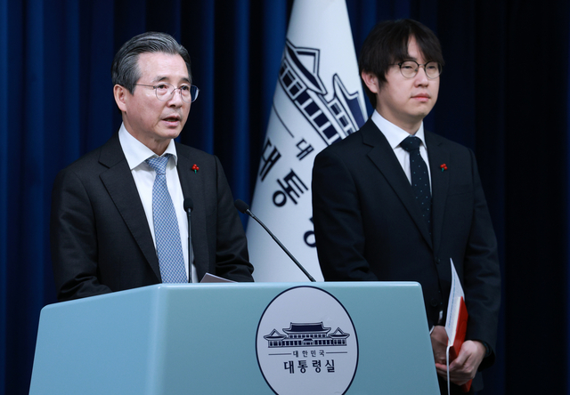 김용범 정책실장이 5일 서울 용산 대통령실 청사에서 손정의 소프트뱅크그룹 회장 접견 관련 브리핑을 하고 있다. 오른쪽은 하정우 AI미래기획수석. 뉴시스