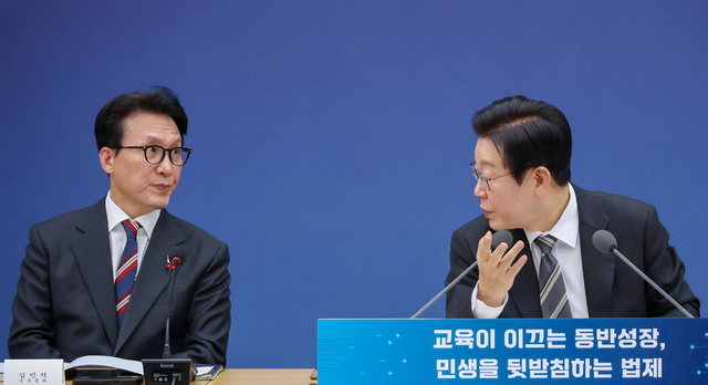 이재명 대통령이 12일 세종시 정부세종컨벤션센터에서 열린 교육부·국가교육위원회·법제처 업무보고에서 김민석 국무총리와 대화하고 있다. 연합뉴스