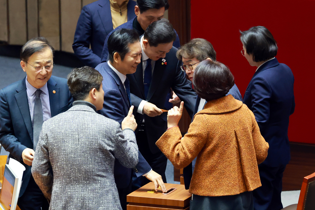 더불어민주당 정청래 대표와 김병기 원내대표가 13일 국회에서 열린 12월 임시국회 본회의에서 은행법 일부개정법률안 무제한 토론 종결을 위한 투표를 하고 있다. 연합뉴스