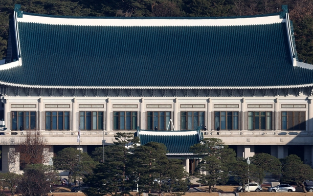 지난 12일 오전 서울 청와대 본관에서 대통령실 이주를 앞두고 관계자들이 청소를 하고 있다. 윤성호 기자