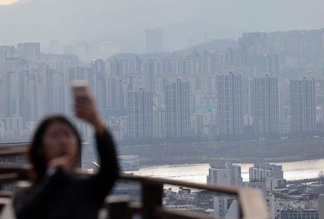 지난 9일 남산에서 바라본 서초구 일대 아파트 단지 모습. 연합뉴스