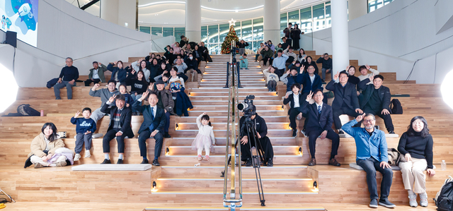 지난 13일 경기 수원시 경기도서관에서열린 기후위성 성공기념식에서 참석자들이 머리 위에 손가락으로 안테나 모양을 표현하며 경기기후위성 1호기의 성공적인 임무 수행을 기원하고 있다. 경기도청 제공