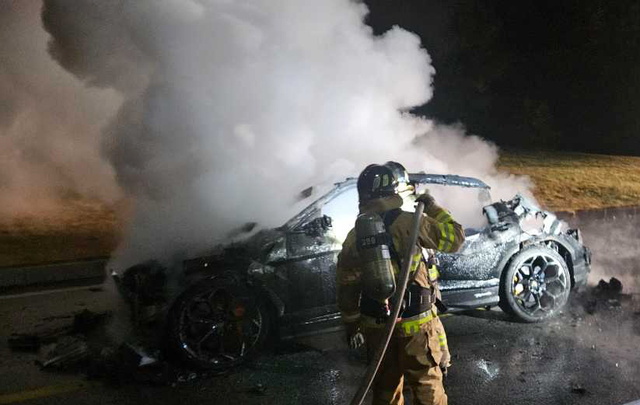 지난달 5일 오후 10시 9분쯤 강원 원주시 지정면의 한 리조트 정문 앞에서 람보르기니 우루스 SUV 차량이 전소해 소방대원들이 진화 작업을 벌이고 있다. 강원특별자치도소방본부 제공 및 연합뉴스