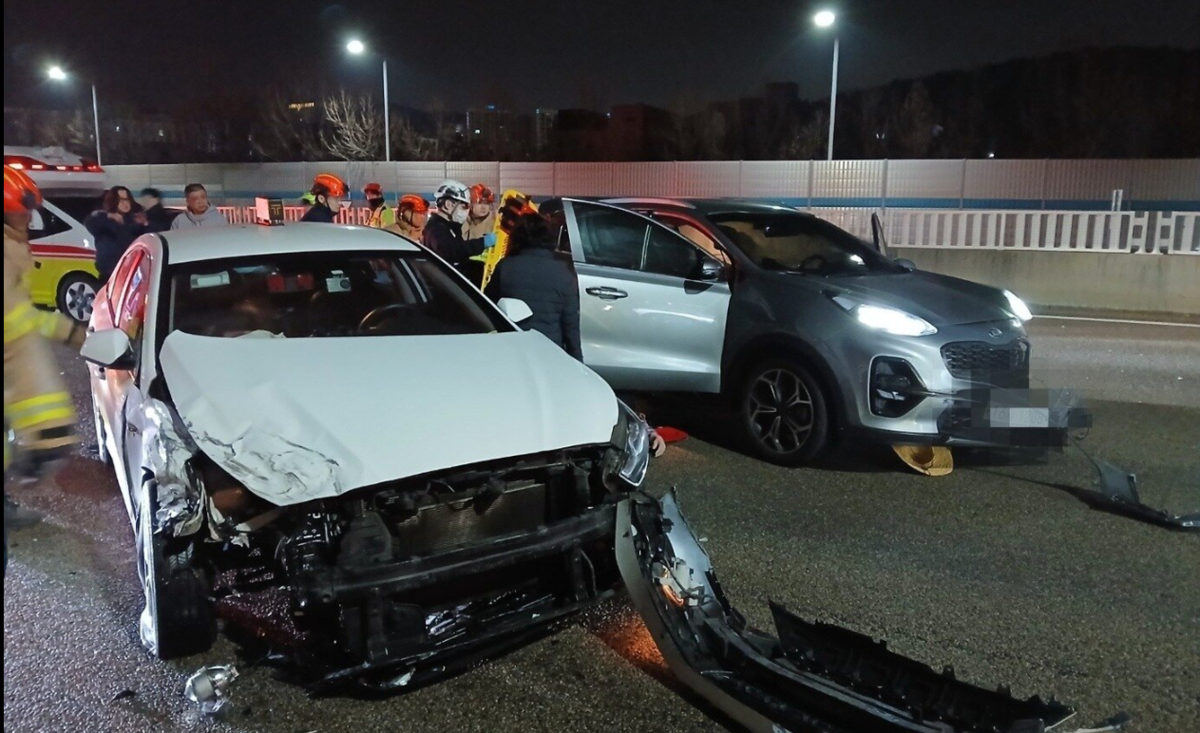 [속보]여행가던 20대 심정지·1명 사망…인천공항도로 4중추돌 ‘택시 졸음운전’