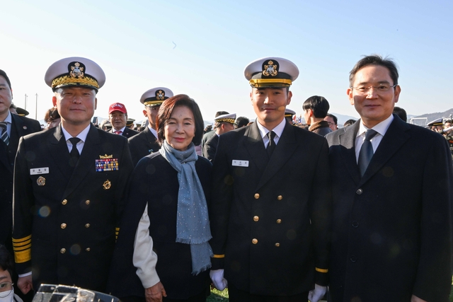 지난달 28일 경남 창원시 해군사관학교 연병장에서 열린 제139기 해군·병대 사관후보생 수료 및 임관식에서 강동길(왼쪽 첫 번째) 해군참모총장,  홍라희(왼쪽 두 번째) 리움미술관 명예관장,  이재용(왼쪽 네 번째) 삼성전자 회장이 제병지휘를 맡은 해군 대표 이지호(왼쪽 세 번째) 임관장교에게 계급장을 수여한 뒤 기념 촬영하고 있다. 해군 제공 및 연합뉴스