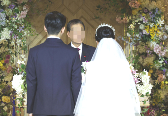 결혼식을 하는 커플. 기사 내용과 관련 없음. 뉴시스