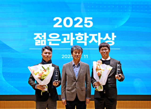 11일 충북 청주시 청원구 오창읍 에코프로 본사에서 열린 ‘2025 젊은 과학자상 시상식’에서 송호준(가운데) 에코프로 대표가 에너지 분야 수상자인 박준우(오른쪽) 과학기술연합대학원대학교(UST) 전기기능소재공학 교수, 환경 분야 수상자인 김대우(왼쪽) 연세대 화공생명공학과 교수와 기념사진을 촬영하고 있다. 에코프로 제공