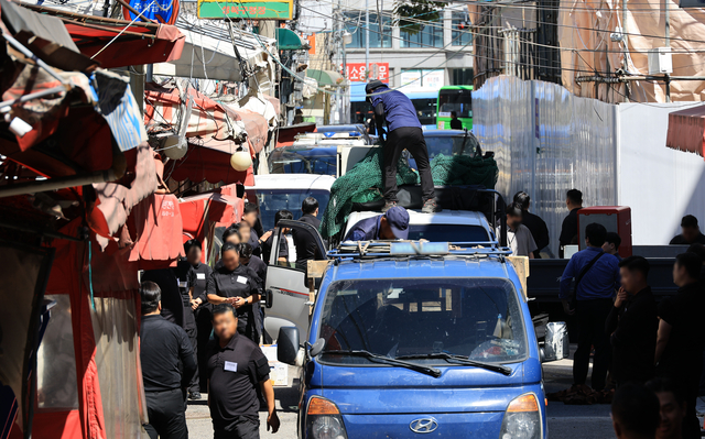 지난 9월 10일 서울북부지법 관계자와 용역 직원 등이 재개발이 추진 중인 서울 성북구 신월곡1구역의 성매매 업소 명도집행을 하고 있다. 연합뉴스