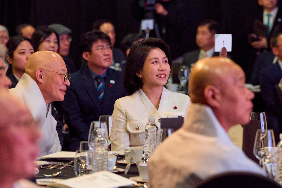 김혜경 여사, 불교만찬서 “세상 밝히는 자비…우리 사회 시련도 더 큰 화합 밑거름”