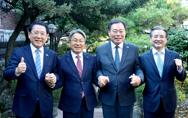 김영록 전남지사(왼쪽)가 지난달 19일 광주 민간·군 공항 통합이전 현안논의와 관련 김용범 대통령실 정책실장(오른쪽), 강기정 광주광역시장(왼쪽 두 번째), 김산 무안군수와 간담회를 갖고 기념촬영을 하고 있다. 전남도 제공 및 연합뉴스