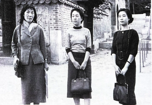 1958년 덕수궁에 나들이 간 천경자, 박경리, 한말숙.(왼쪽부터)