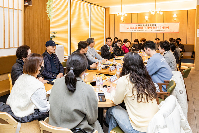 최호권(왼쪽줄 다섯번째) 서울 영등포구청장이 공동주택 입주민 열린 간담회에서 발언하고 있다. 영등포구청 제공